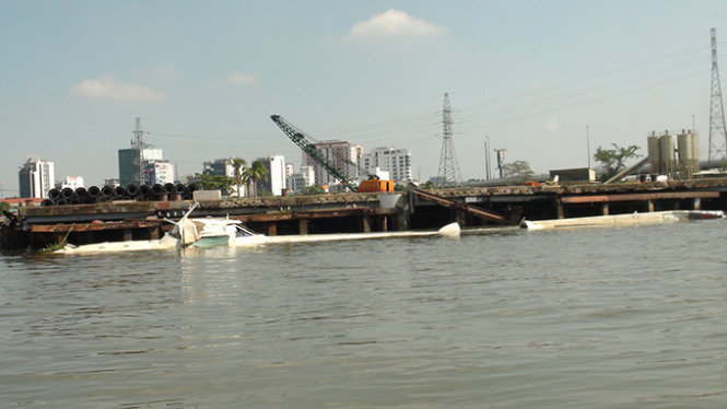 Xác tàu bị chìm dật dờ trên sông Sài Gòn ở khu vực Tân Cảng (Q.Bình Thạnh) - Ảnh: Chế Thân
