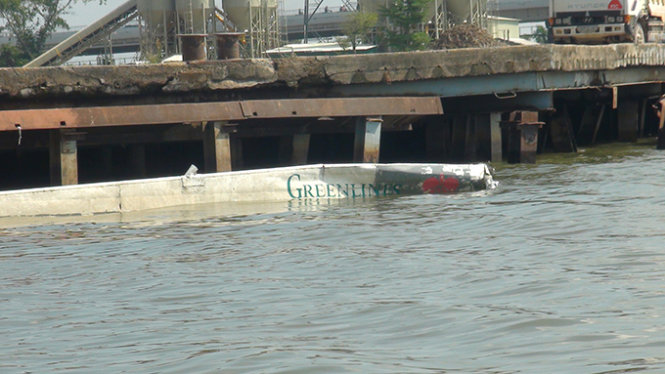 Xác tàu bị chìm dật dờ trên sông Sài Gòn ở khu vực Tân Cảng (Q.Bình Thạnh) - Ảnh: Chế Thân