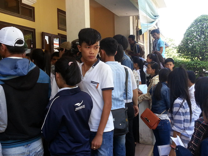 Cảnh chen lấn để nộp hồ sơ ở ĐH Huế ngày 5-8 - Ảnh: Thái Lộc