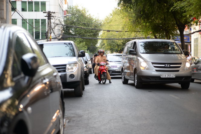 Cảnh sát giao thông ghi hình xe đậu lấn chiếm lòng đường Tôn Thất Đạm, Q.1 (TP.HCM)  Ảnh: HỮU KHOA