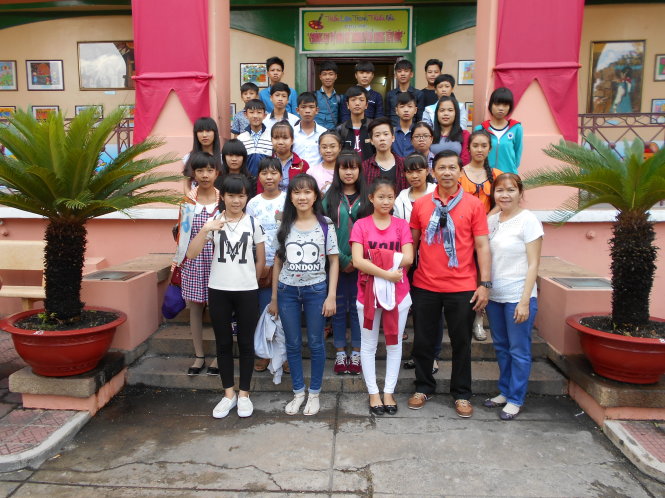 Tác giả Nguyễn Hữu Nhân (hàng đầu, thứ hai từ phải qua) đưa học sinh thăm Bảo tàng Hồ Chí Minh (Bến Nhà Rồng, TP.HCM) Ảnh do tác giả cung cấp