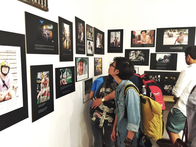 Nhiều bạn trẻ chăm chú đọc và xem những câu chuyện từ triển lãm Người Sài Gòn kể chuyện - Ảnh: MINH TRANG 