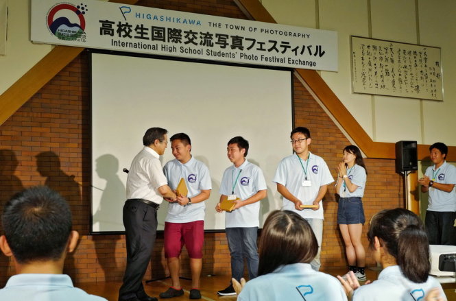 Đội Thăng Long lên nhận giải tại Festival Nhiếp ảnh Quốc tế dành cho học sinh trung học tại thành phố Higashikawa, đảo Hokkaido, Nhật Bản - Ảnh: Việt Thanh