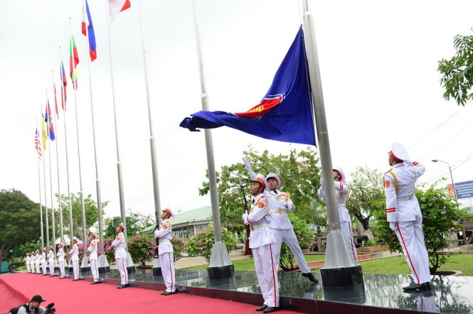 4.	Đội tiêu binh chuẩn bị nghi thức thượng cờ ASEAN tại cụm cờ Nguyễn Huệ, bến Bạch Đằng, TP.HCM kỷ niệm 20 năm Việt Nam gia nhập ASEAN và kỷ niệm 48 năm thành lập ASEAN sáng 9-8 - Ảnh: Quang Định