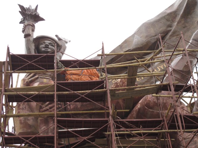 Tượng đài Chiến thắng Điện Biên Phủ phải sửa chữa lại vì bị hư hỏng nặng sau khi khánh thành một thời gian ngắn  Ảnh: LÊ KIÊN