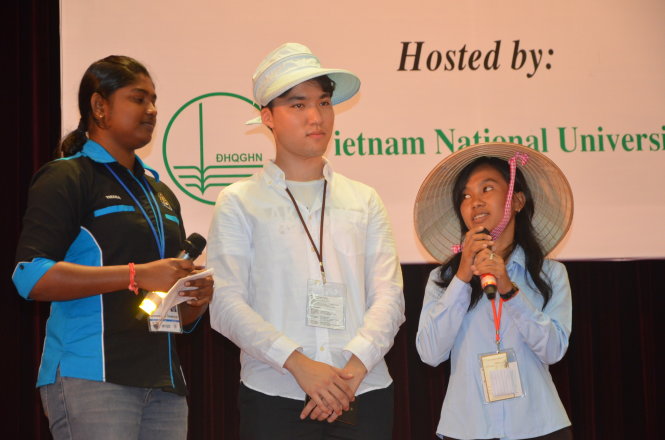 Yim Chansreynuch (bìa phải) - sinh viên ĐH Hoàng gia Phnom Penh - đóng vai nông dân trồng lúa, hoa màu kiên quyết nói không với thuốc trừ sâu Ảnh: Q.TRUNG