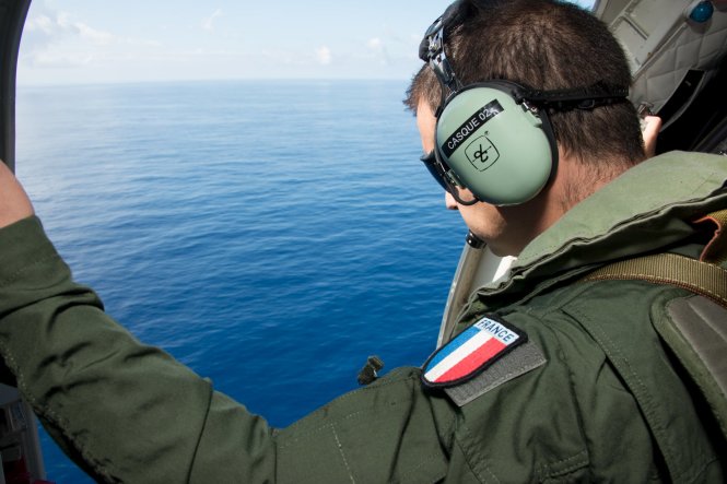 Lực lượng quân đội Pháp tìm kiếm mảnh vỡ chiếc máy bay MH370 trên Ấn Độ Dương ngày 9-8 - Ảnh: Reuters