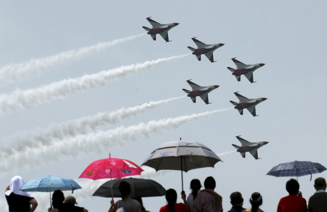 Người dân Singapore chiêm ngưỡng màn trình diễn của máy bay không quân Ảnh: Reuters