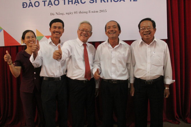 Cụ Lê Phước Thiệt (83 tuổi, đứng giữa) cùng những người cháu của mình tại buổi khai giảng cao học khóa 12 Trường ĐH Duy Tân - Ảnh: T.TRUNG
