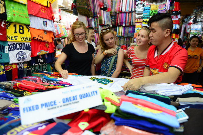 Khách du lịch nước ngoài mua sắm tại chợ Bến ThànhẢnh: QUANG ĐỊNH
