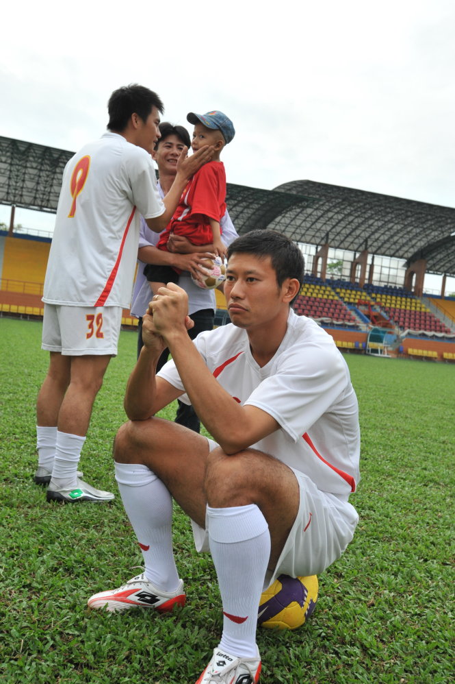Cầu thủ Thạch Bảo Khanh ngồi lặng lẽ ở góc sân với gương mặt đầy suy tư trong cuộc giao lưu với bệnh nhi ung thư chiều 29-11-2008 - Ảnh: SĨ HUYÊN