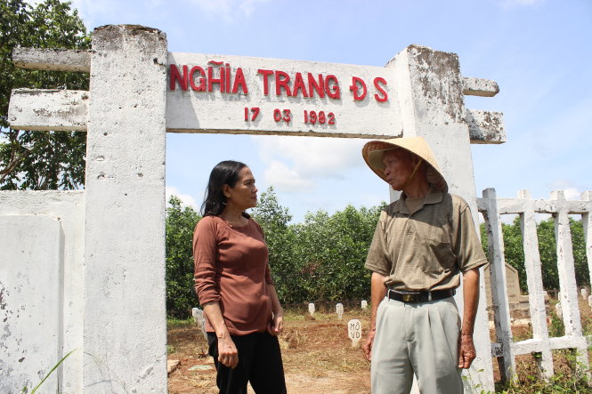 Ông Nguyễn Kim Hoạt và bà Trần Thị Cẩm đứng trước “nghĩa trang ĐS” do ông Hoạt vận động bà con cùng làmẢnh: T.K.ANH