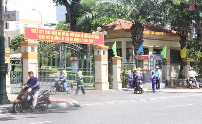 Công nhân tập trung trước cổng Thành ủy Đà Nẵng trưa 10-8 - Ảnh: Đoàn Cường
