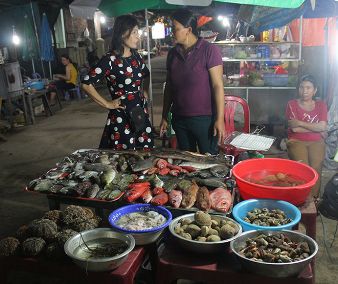 Hải sản tươi được bày bán trong đêm Lý Sơn - Ảnh : Võ Quý Cầu