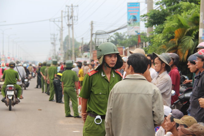 Công an bảo vệ trước ngôi biệt thự xảy ra thảm sát. ẢNH: BÁ SƠN