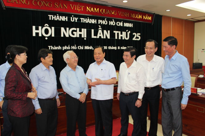 Ủy viên Bộ Chính trị - Bí thư Thành ủy TP.HCM Lê Thanh Hải trao đổi với các đại biểu tại hội nghị  Ảnh: VIỄN SỰ