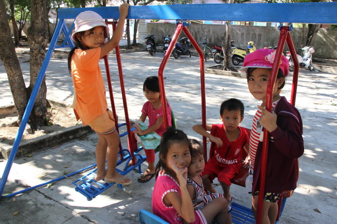 Niềm vui của trẻ em xã Tam Thanh khi có thêm nhiều trò chơi tại Trường mẫu giáo Tam Thanh Ảnh: PHƯỚC TUẦN