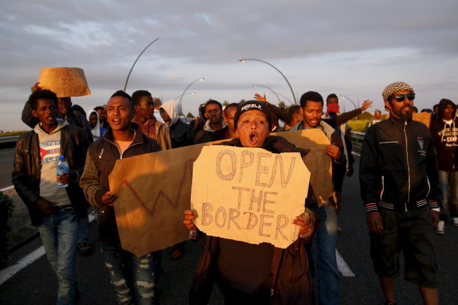 Người nhập cư từ châu Phi biểu tình trên xa lộ ở Calais (Pháp) hôm 7-8 đòi “mở cửa biên giới” cho họ dễ dàng sang Anh Ảnh: Reuters