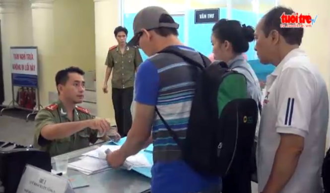 Người dân làm thủ tục hộ chiếu tại Phòng quản lý xuất nhập cảnh - Công an TP.HCM
