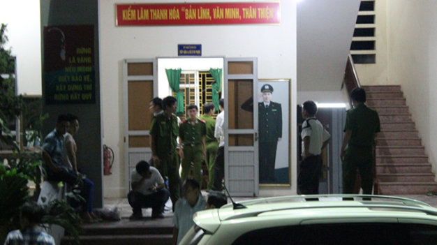 Cảnh sát của Bộ Công an có mặt tại Đội kiểm lâm cơ động và phòng cháy chữa cháy rừng số 1 Thanh Hóa trong đêm 1- 8 để làm nhiệm vụ - Ảnh: Hà Đồng.