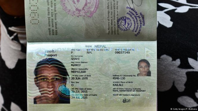 Hộ chiếu công nhận giới tính thứ ba cấp cho nhà hoạt động nhân quyền Monica Shahi  Ảnh: AFP