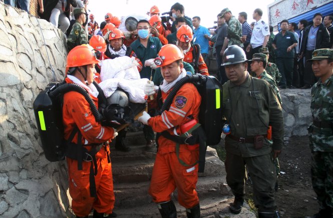 Nhân viên cứu hộ đưa một nạn nhân ra khỏi hiện trưởng tai nạn hầm mỏ ở Trung Quốc hồi tháng 7. Ảnh: Reuters