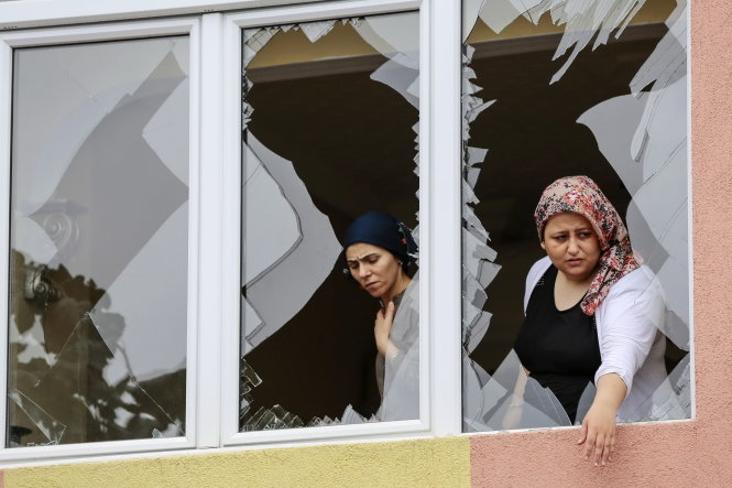 Nhà dân bị vỡ cửa kính sau vụ đánh bom xe nhắm vào trụ sở cảnh sát gần Istanbul ngày 10-8 - Ảnh: Reuters