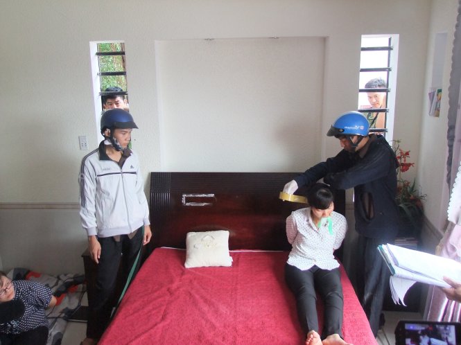 Dương (bìa phải) cùng Tiến (cùng đội mũ bảo hiểm) diễn lại cảnh khống chế các nạn nhân tại phòng ngủ trên lầu Ảnh: TUẤN DUY
