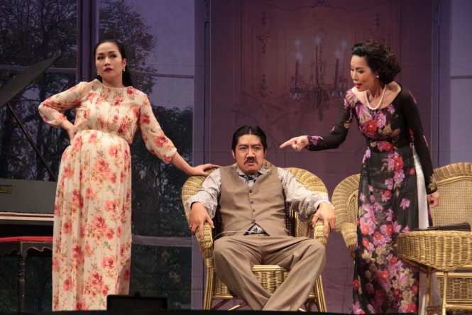 Từ trái qua: Thanh Vân (vai Mịch), Xuân Trang (vai nghị Hách) và Trịnh Kim Chi (vai bà Cả) trong vở Đàn bà... mấy tay?   Ảnh: NGUYỄN LỘC