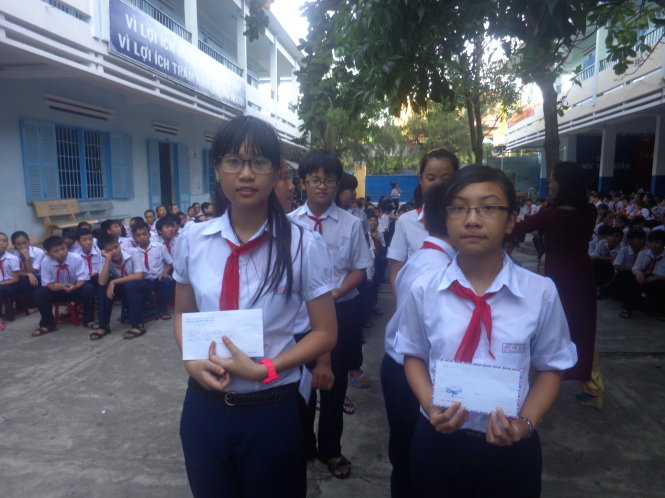 Học sinh Trường THCS Bùi Thị Xuân (Khánh Hòa) quyên góp ủng hộ chương trình “Chung sức bảo vệ chủ quyền Biển Đông” - Ảnh: HỒNG NHUNG