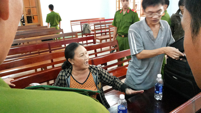 Bà Phùng Thị Kim Oanh – người thay mặt cha mình khởi kiện yêu cầu bồi thường oan sai bức xúc sau khi toà tuyên án sáng 12-8 - Ảnh: B.D