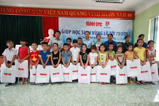 Hơn 100 học sinh gia đình hoàn cảnh khó khăn chịu thiệt hại trong trận mưa lũ lịch sử tại Quảng Ninh nhận tiền hỗ trợ cùng quà tặng của bạn đọc báo Tuổi Trẻ - Ảnh: Tiến Thắng