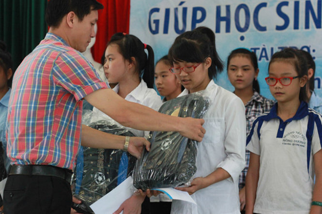 Đại diện thành đoàn TP. Cẩm Phả (Quảng Ninh) trao quà cho học sinh hoàn cảnh khó khăn thuộc khối THCS - Ảnh: Tiến Thắng