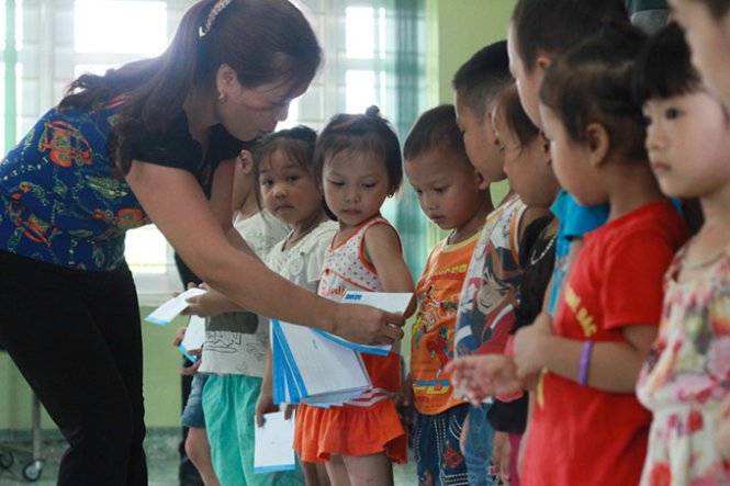 Học sinh mầm non có hoàn cảnh khó khăn tại khu vực Mông Dương, Quảng Ninh nhận hỗ trợ của bạn đọc báo Tuổi Trẻ - Ảnh: Tiến Thắng