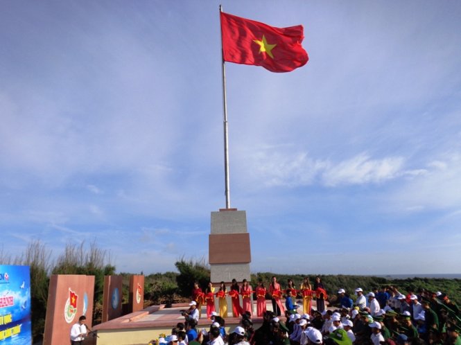 Lễ khánh thành công trình cột cờ Tổ quốc tại huyện đảo Phú Quý - Ảnh: Th.Trí