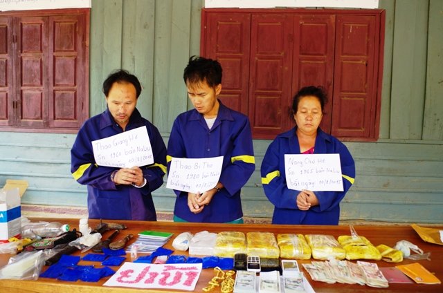 Các đối tượng Thao Giang Hơ, Thao Bi Tho, Nàng Chư Hơ cùng 27.400 viên ma túy tổng hợp, các tang vật vụ án - Ảnh do bộ đội biên phòng Thanh Hóa cung cấp