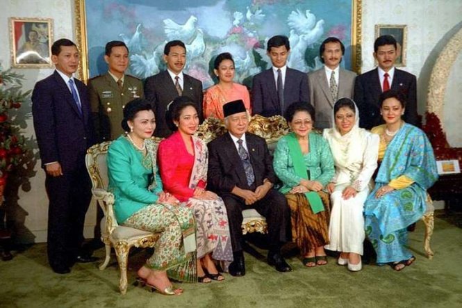 Cố tổng thống Suharto (thứ 3 từ trái qua, hàng đầu) chụp ảnh cùng gia đình năm 1993. Ảnh: TEMPO