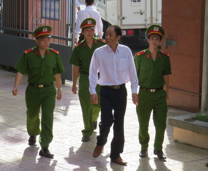 Bị cáo Nguyễn Thành Trung được dẫn giải đến tòa  - Ảnh: Duy Thanh