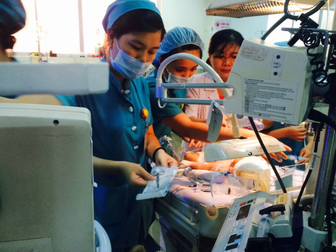 Bé Dương Minh Phát đang được theo dõi, chăm sóc đặc biệt tại khoa hồi sức sơ sinh Bệnh viện Nhi Đồng 1 sau khi được mổ lấy dao ra khỏi đầu. Ảnh: L.TH.H