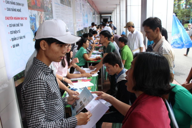 Nhiều phụ huynh và thí sinh đến Trường ĐH Công nghiệp TP.HCM để nộp hồ sơ xét tuyển. Ảnh Phương Nguyễn