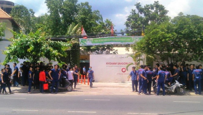 Rất đông công nhân ra cổng công ty ngưng làm việc đòi quyền lợi - Ảnh: Sơn Bình