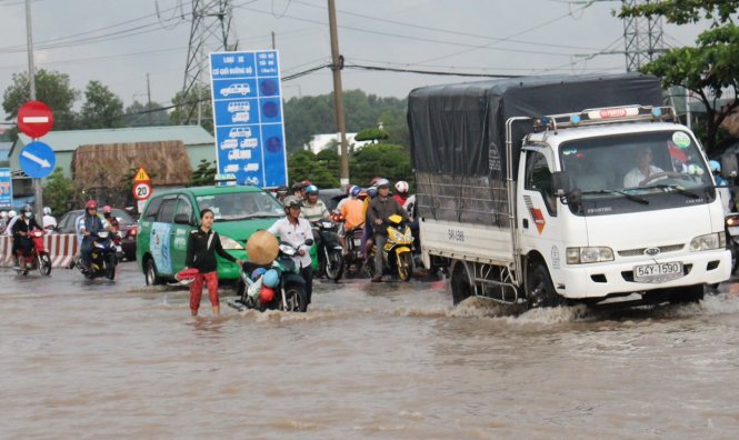 Mặc dù tới 17g nước đã rút bớt nhưng nhiều xe vẫn chết máy - Ảnh: ĐÌNH TRỌNG