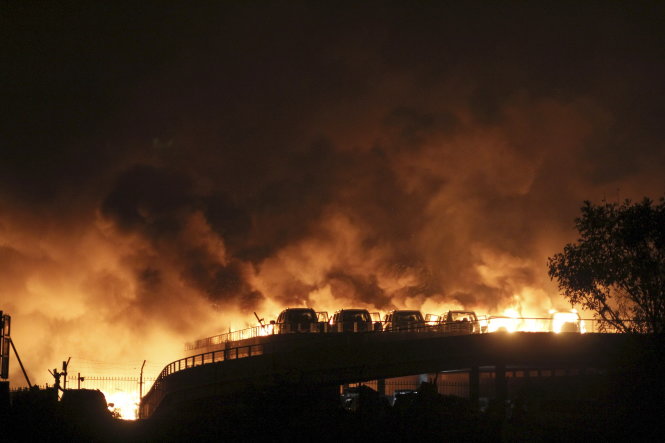 Lửa cháy rực trời đêm sau vụ nổ - Ảnh: Reuters