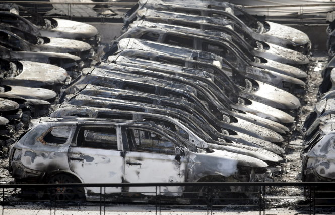 Những xe hơi mới đậu tại cảng bị dúm dó sau vụ nổ Ảnh: Reuters