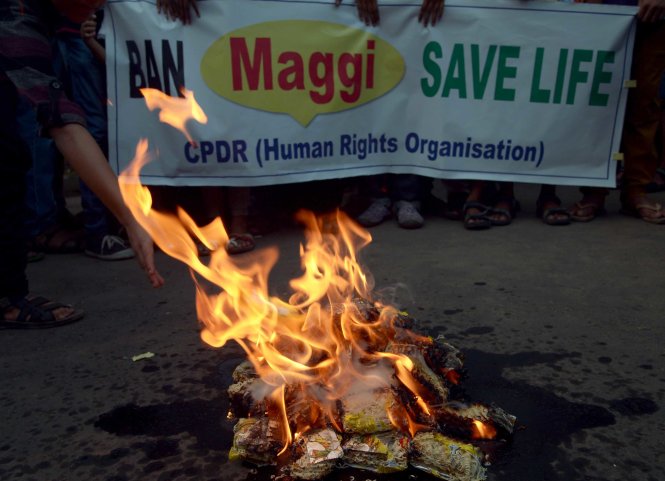 Một tổ chức nhân quyền đã đốt các gói mì Maggi để kêu gọi cấm bán chúng vì sức khỏe người dân - Ảnh: AFP