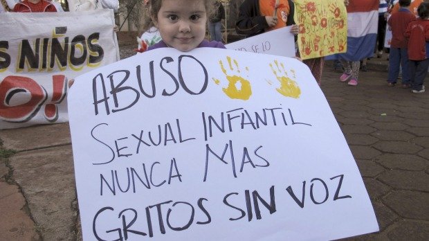 Một bé gái tham gia biểu tình phản đối lạm dụng tình dục trẻ em tại Paraguay - Ảnh: SMH