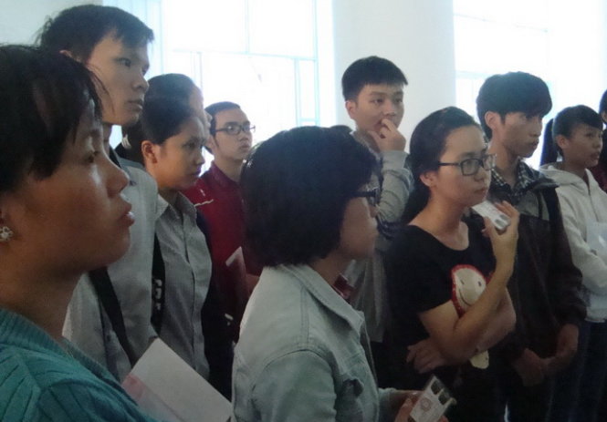 Các thí sinh chờ đến lượt rút hồ sơ tại trường ĐH Sư Phạm TP. HCM - Ảnh: Mai Nguyễn