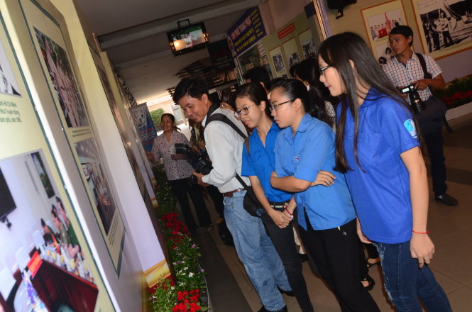 Đoàn viên xem triển lãm ảnh lãm “Công an nhân dân Việt Nam tự hào 70 năm xây dựng, chiến đấu và trưởng thành” -Ảnh: Thanh Tùng