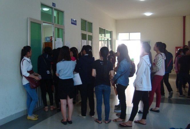 Gần hết giờ làm việc, trường ĐH Sư Phạm TP. HCM vẫn có đông các thí sinh và phụ huynh chờ rút hồ sơ - Ảnh: Mai Nguyễn