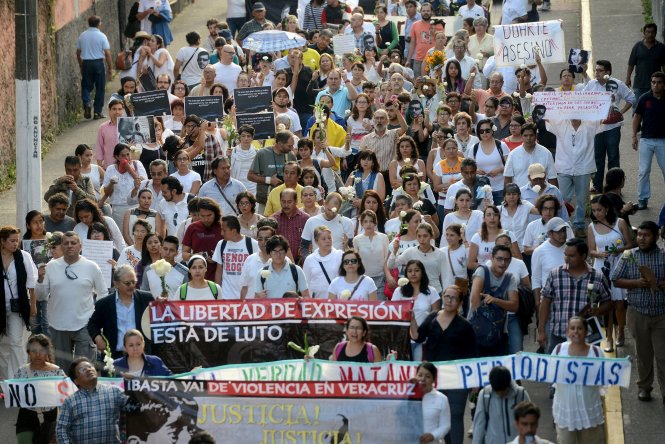 Người dân Mexico biểu tình chống lại bạo lực nhằm vào báo giới - Ảnh: Reuters